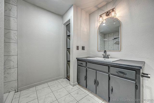 731 8th Avenue NW, Ardmore, OK 73401