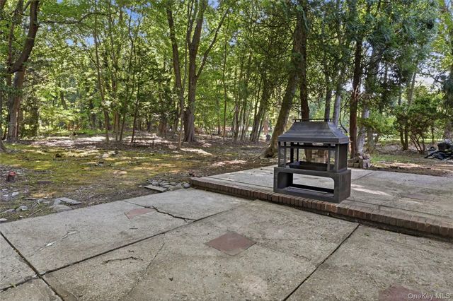 10 Moonedge Road, Northport, NY 11768