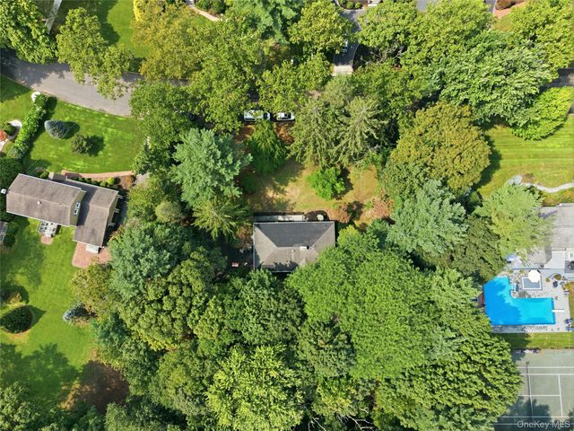 10 Moonedge Road, Northport, NY 11768