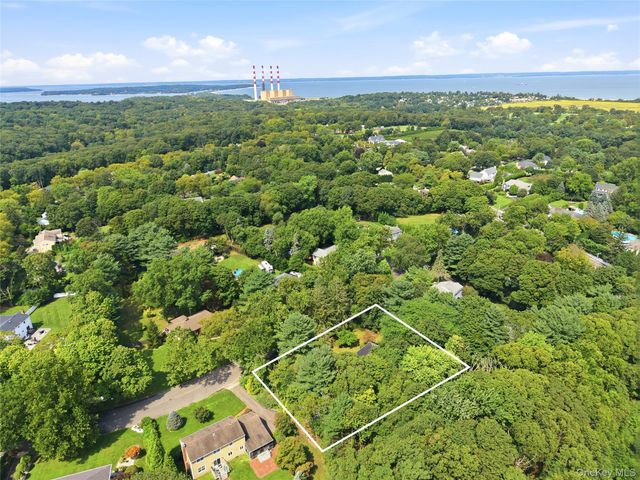 10 Moonedge Road, Northport, NY 11768