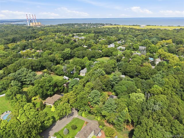 10 Moonedge Road, Northport, NY 11768