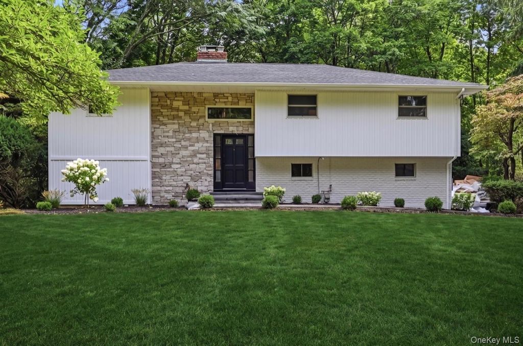 10 Moonedge Road, Northport, NY 11768 — photo 2