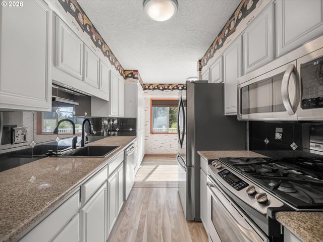 2498 SADDLE Ct, West Linn, OR 97068