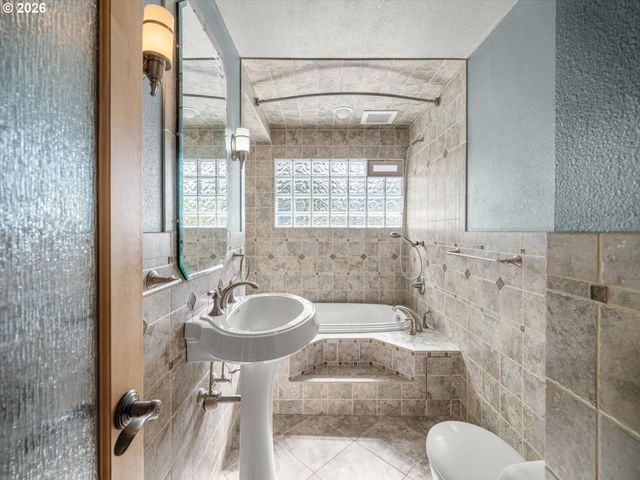 2498 SADDLE Ct, West Linn, OR 97068