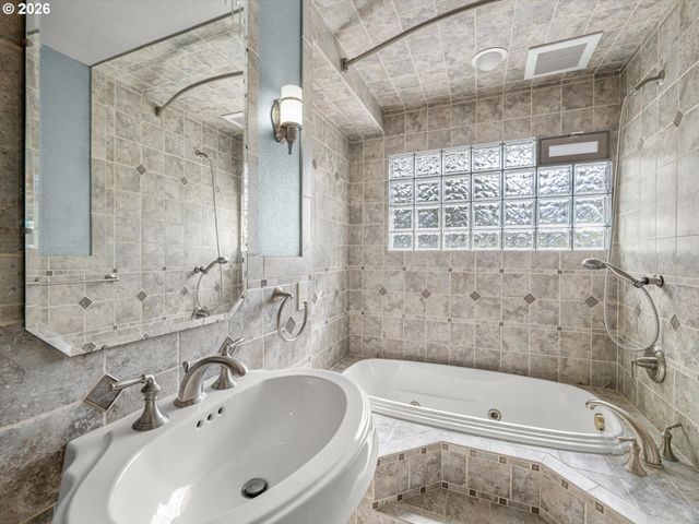 2498 SADDLE Ct, West Linn, OR 97068
