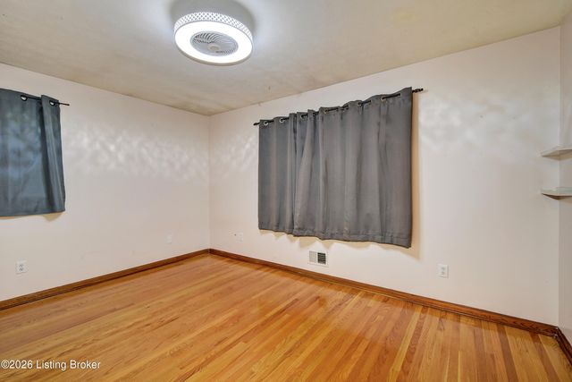 7200 Kane Ct, Louisville, KY 40214