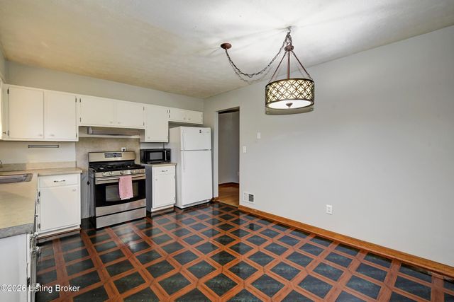 7200 Kane Ct, Louisville, KY 40214