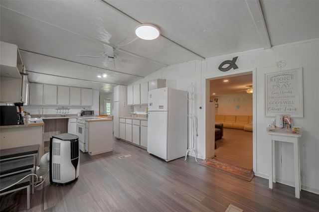 2316 Green Meadows Drive, Sealy, TX 77474