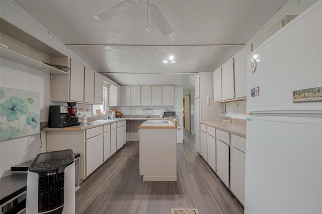 2316 Green Meadows Drive, Sealy, TX 77474