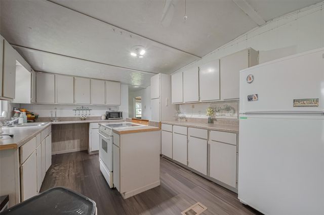 2316 Green Meadows Drive, Sealy, TX 77474