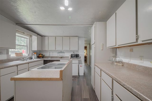 2316 Green Meadows Drive, Sealy, TX 77474