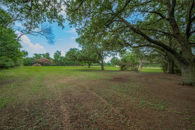 2316 Green Meadows Drive, Sealy, TX 77474