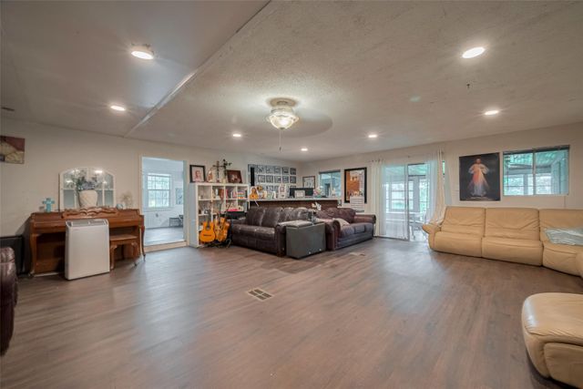 2316 Green Meadows Drive, Sealy, TX 77474