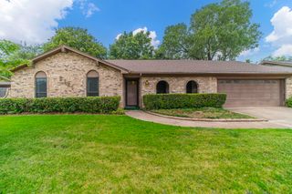 2121 Stonegate Drive N, Bedford, TX 76021