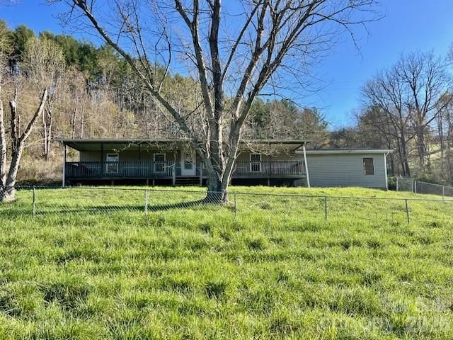 97 Oakland Drive, Burnsville, NC 28714