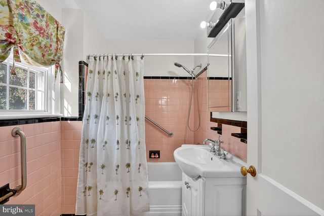 2021 32ND PL SE, Washington, DC 20020