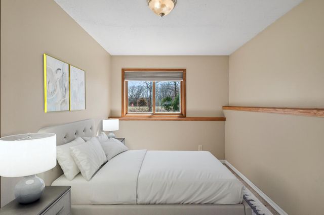 1940 Windjammer Drive, Woodbury, MN 55125