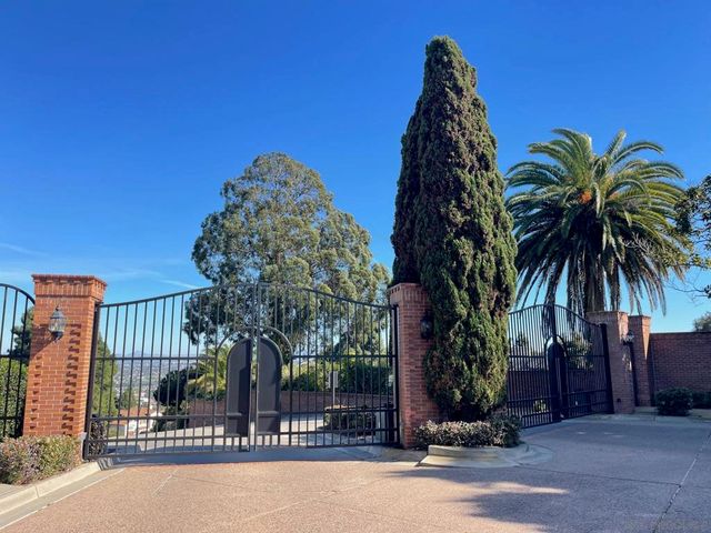 2434 Ridgegate Row, La Jolla, CA 92037