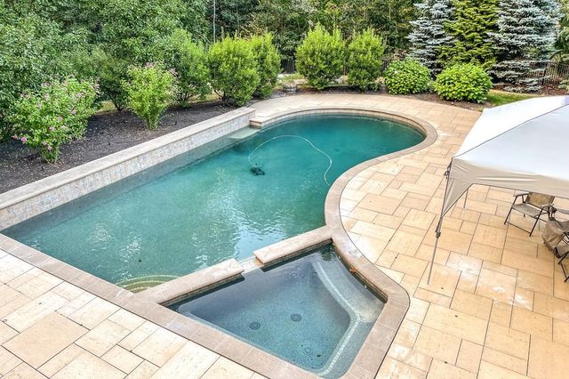 17 Winslow Drive, Atkinson, NH 03811