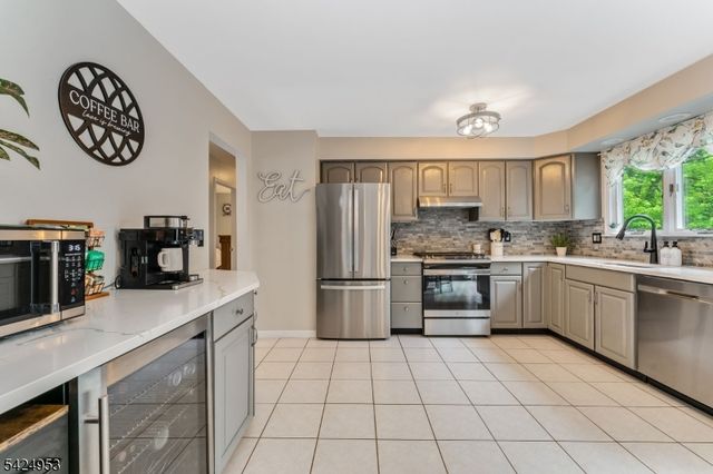 64 Stonehenge Dr, Lopatcong Twp., NJ 08865