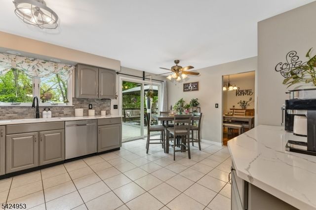64 Stonehenge Dr, Lopatcong Twp., NJ 08865