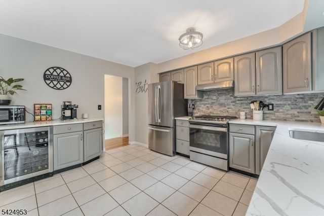 64 Stonehenge Dr, Lopatcong Twp., NJ 08865