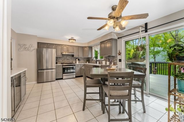64 Stonehenge Dr, Lopatcong Twp., NJ 08865