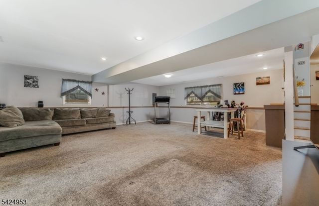 64 Stonehenge Dr, Lopatcong Twp., NJ 08865
