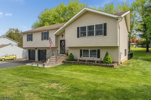 64 Stonehenge Dr, Lopatcong Twp., NJ 08865