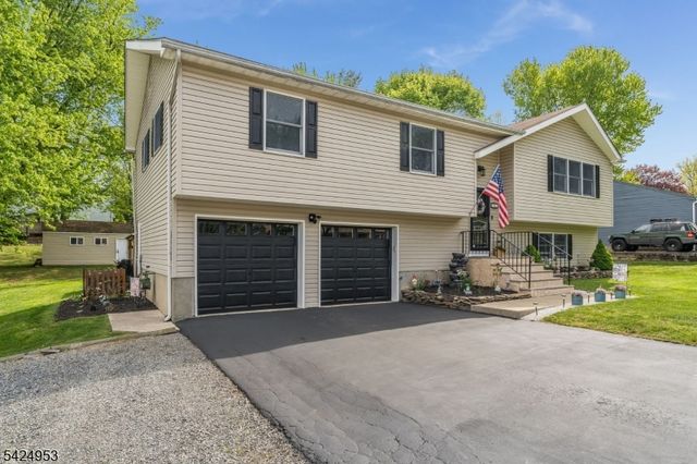64 Stonehenge Dr, Lopatcong Twp., NJ 08865