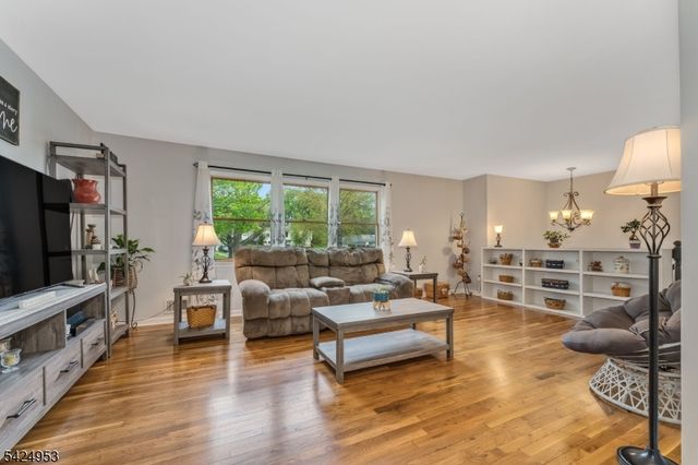 64 Stonehenge Dr, Lopatcong Twp., NJ 08865