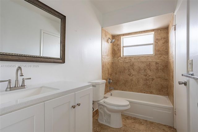 5021 W Oakland Park Blvd 204, Lauderdale Lakes, FL 33313