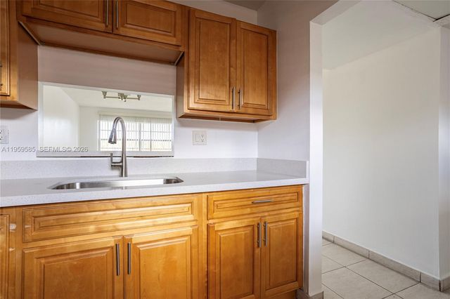 5021 W Oakland Park Blvd 204, Lauderdale Lakes, FL 33313