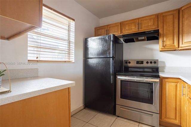 5021 W Oakland Park Blvd 204, Lauderdale Lakes, FL 33313