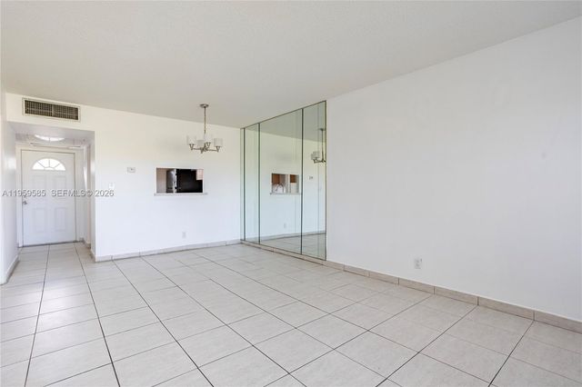 5021 W Oakland Park Blvd 204, Lauderdale Lakes, FL 33313