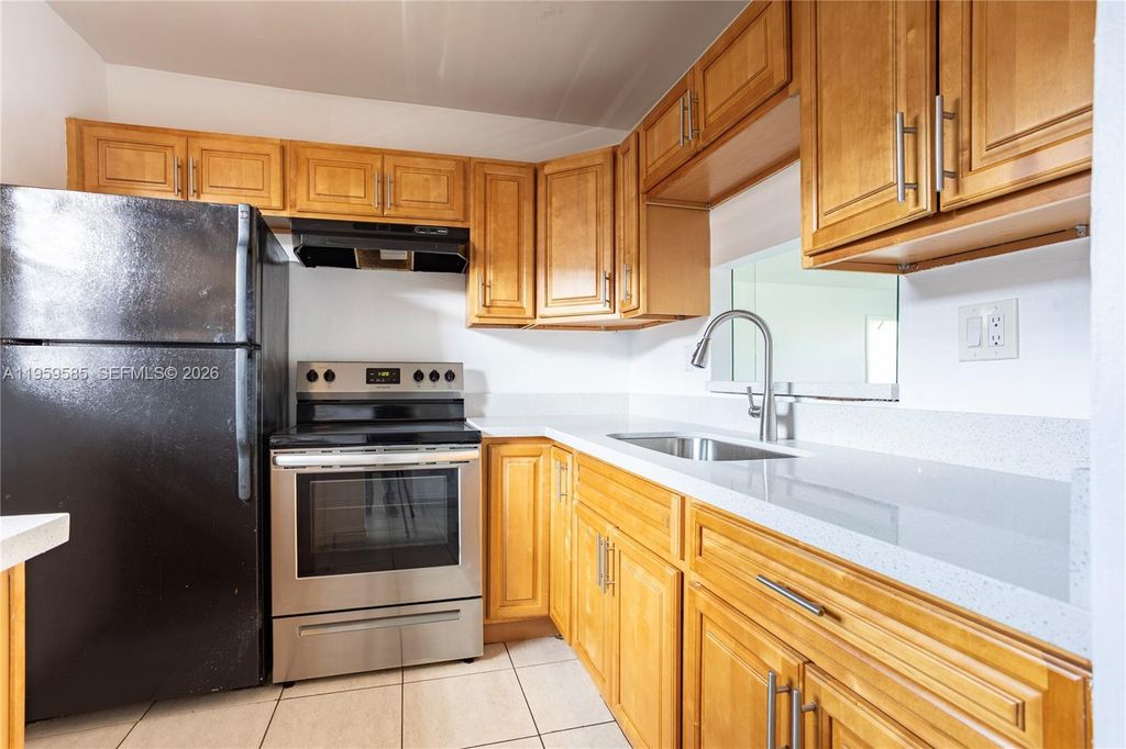 5021 W Oakland Park Blvd 204, Lauderdale Lakes, FL 33313