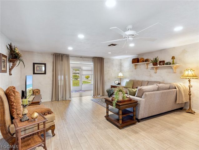 5560 Trellis LN, Fort Myers, FL 33919