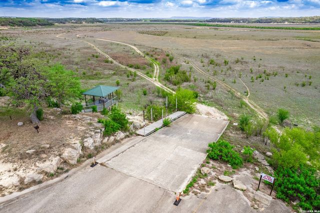 528 Private Rd 1516, Bandera, TX 78003