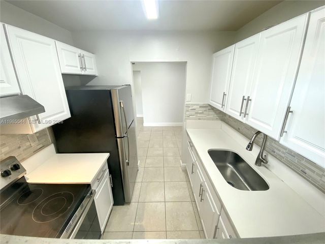 400 NE 1st St 105, Hallandale Beach, FL 33009