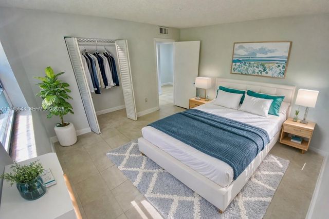 400 NE 1st St 105, Hallandale Beach, FL 33009