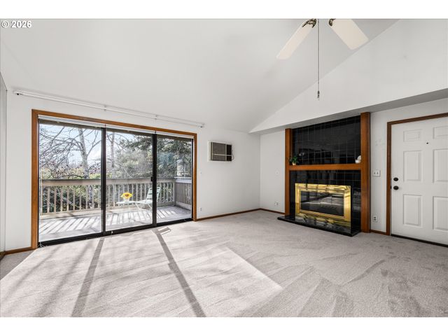 1927 LAKE ISLE Dr, Eugene, OR 97401