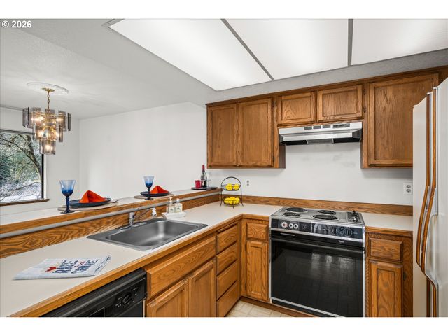 1927 LAKE ISLE Dr, Eugene, OR 97401