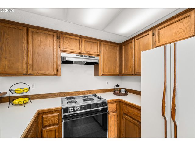 1927 LAKE ISLE Dr, Eugene, OR 97401