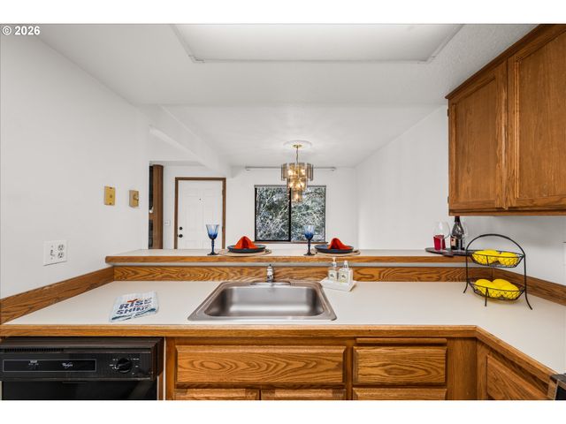 1927 LAKE ISLE Dr, Eugene, OR 97401