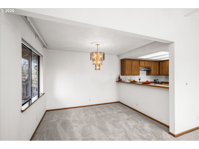 1927 LAKE ISLE Dr, Eugene, OR 97401