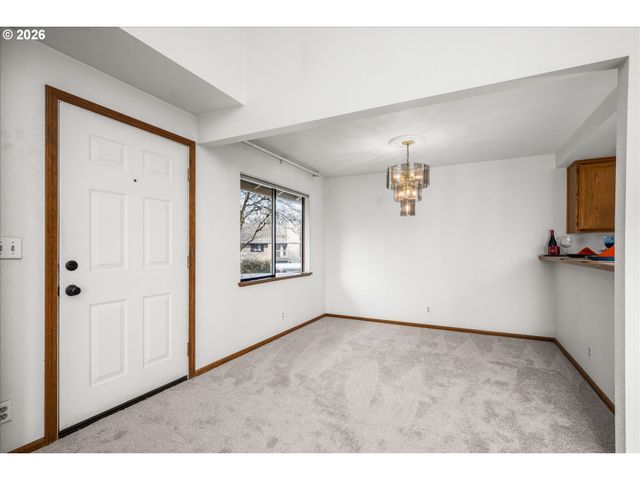 1927 LAKE ISLE Dr, Eugene, OR 97401