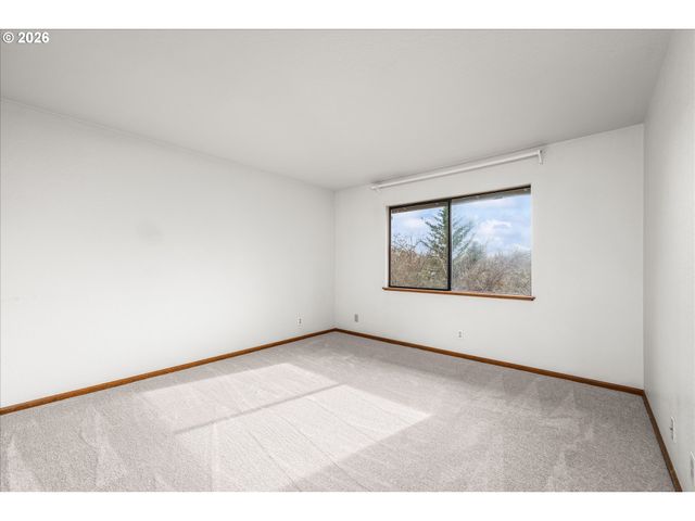 1927 LAKE ISLE Dr, Eugene, OR 97401