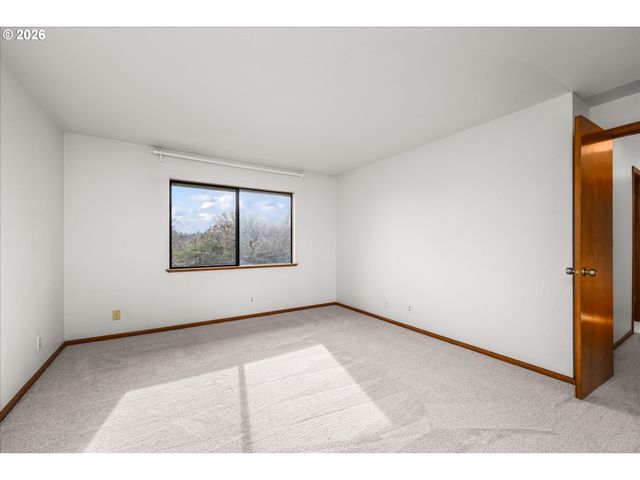 1927 LAKE ISLE Dr, Eugene, OR 97401