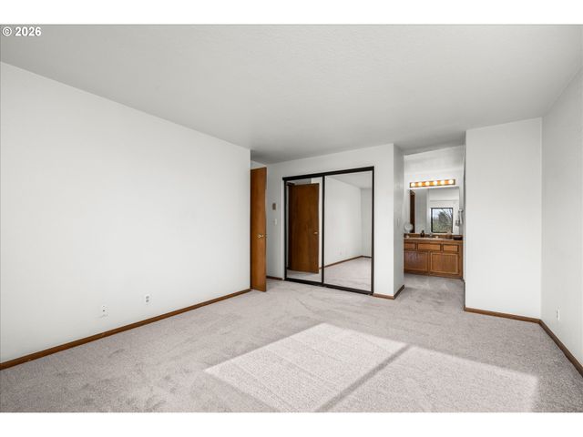 1927 LAKE ISLE Dr, Eugene, OR 97401