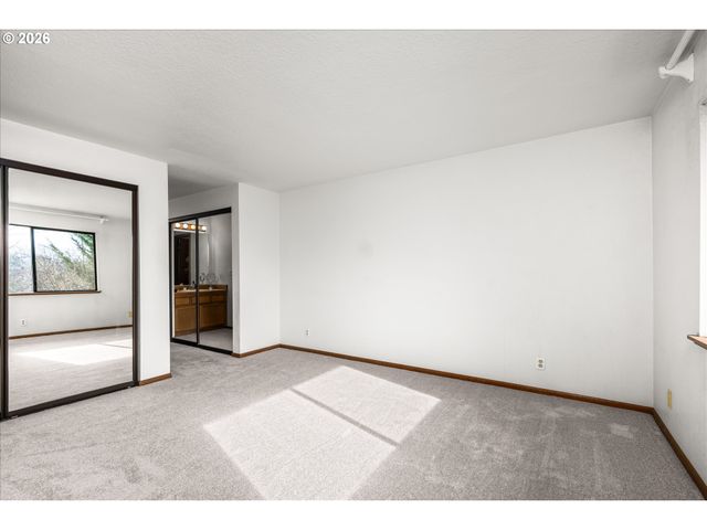 1927 LAKE ISLE Dr, Eugene, OR 97401